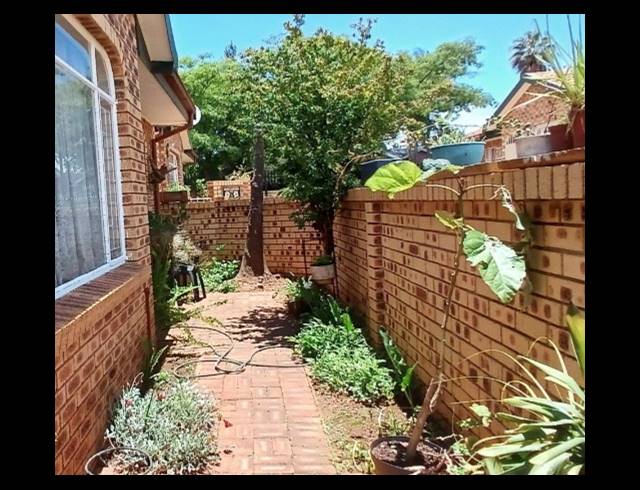 2 BEDROOM TOWNHOUSE FOR SALE IN RANDPOORT